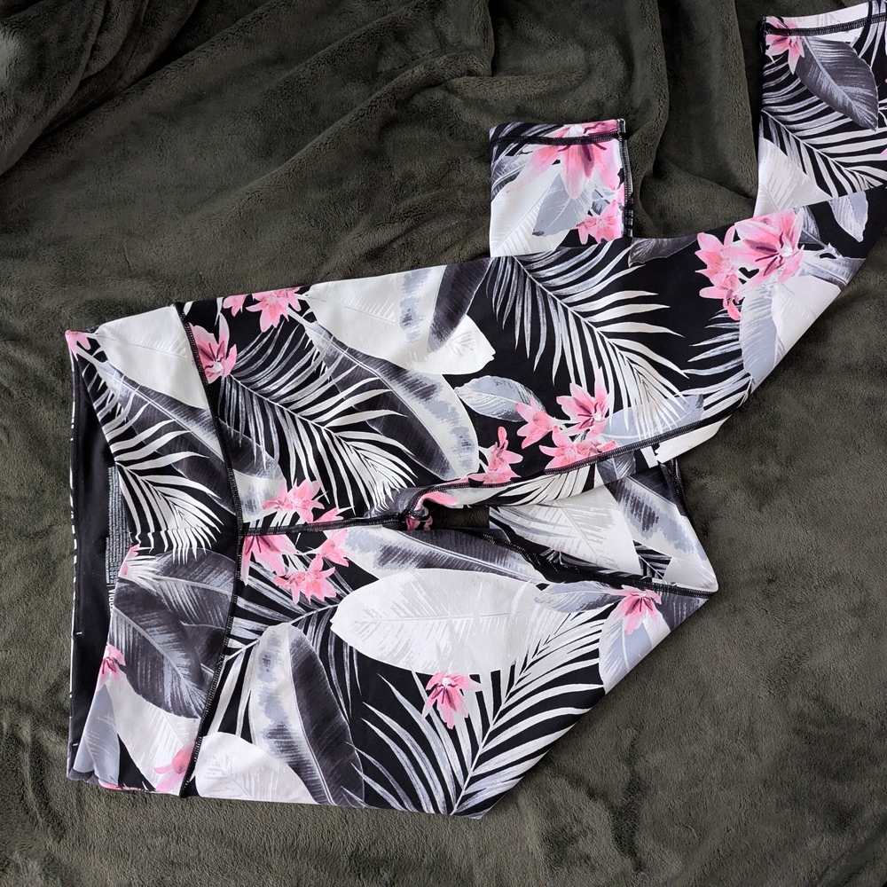 Victoria’s Secret Knockout Leggings – Tropical Floral | Size L (NWOT)